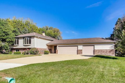 Photo of 28W264 Riviera Court, Bartlett, IL 60103 (MLS # 12475473)