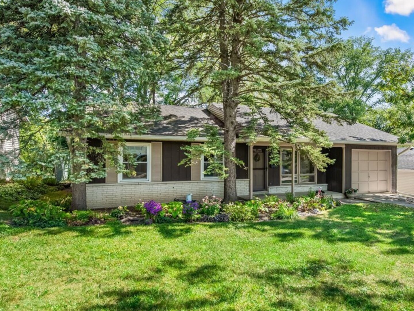 Glendale Heights, Illinois 60139, United States, 3 Bedrooms Bedrooms, ,2 BathroomsBathrooms,Residential,Active,220929