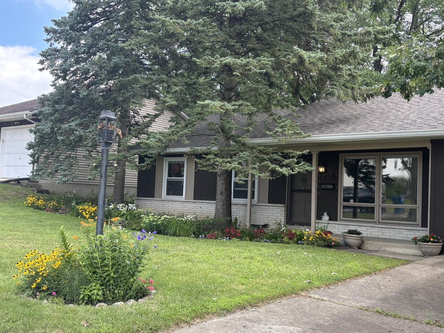 Glendale Heights, Illinois 60139, United States, 3 Bedrooms Bedrooms, ,2 BathroomsBathrooms,Residential,Active,220929