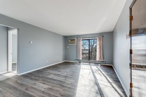 Tiny photo for 190 S Waters Edge Drive #302, Glendale Heights, IL 60139 (MLS # 12518831)