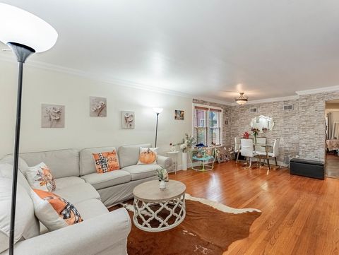 Tiny photo for 1038 Superior Street #1W, Oak Park, IL 60302 (MLS # 12626466)