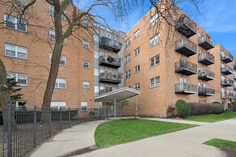 Photo of 2501 W Bryn Mawr Avenue #305, Chicago, IL 60659 (MLS # 12621369)