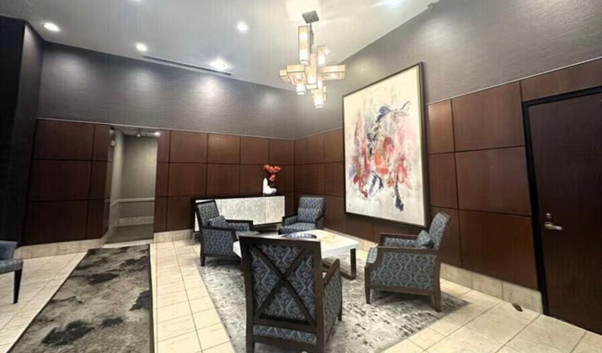 233 E Erie Street 1708