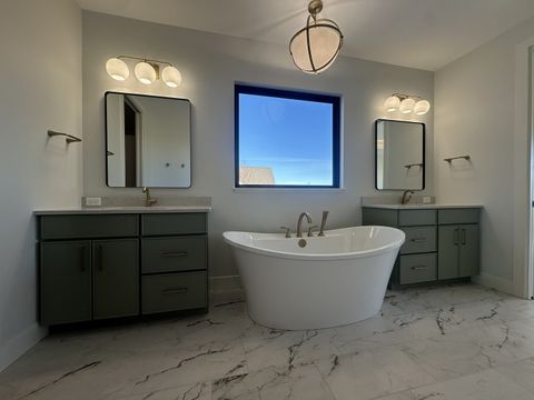 Tiny photo for 5127 Oak Ridge Court, Bettendorf, IA 52722 (MLS # QC4263578)