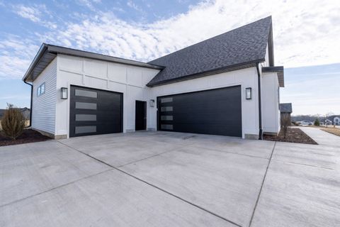 Tiny photo for 5127 Oak Ridge Court, Bettendorf, IA 52722 (MLS # QC4263578)