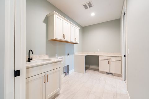 Tiny photo for 5127 Oak Ridge Court, Bettendorf, IA 52722 (MLS # QC4263578)