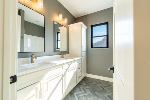 Tiny photo for 5127 Oak Ridge Court, Bettendorf, IA 52722 (MLS # QC4263578)