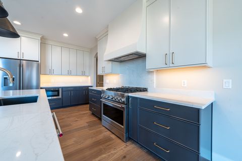 Tiny photo for 5127 Oak Ridge Court, Bettendorf, IA 52722 (MLS # QC4263578)