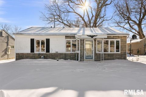 Photo of 3139 W 1ST Street, Davenport, IA 52804 (MLS # QC4270090)