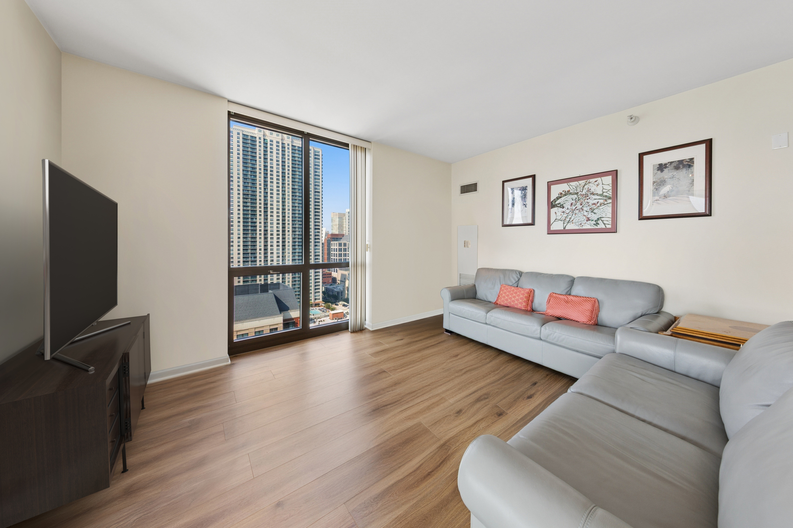 635 N DEARBORN Street 2401