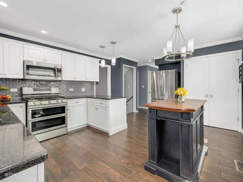 Tiny photo for 1525 Almond Court, Downers Grove, IL 60515 (MLS # 12646231)