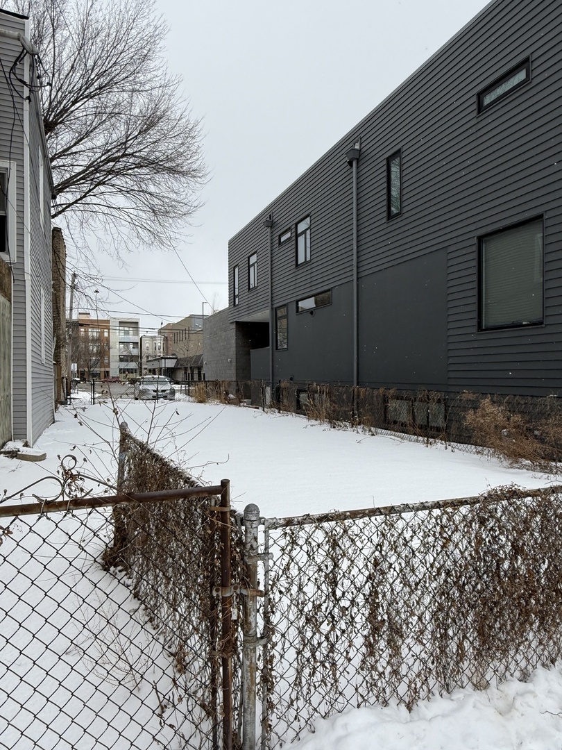 2050 W Superior Street