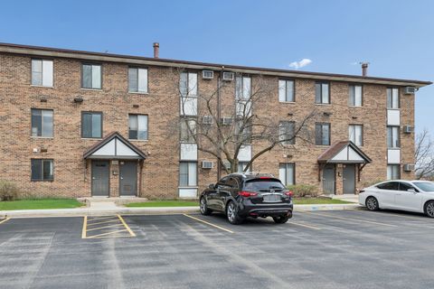Tiny photo for 125 Gregory Street #4, Aurora, IL 60504 (MLS # 12611120)