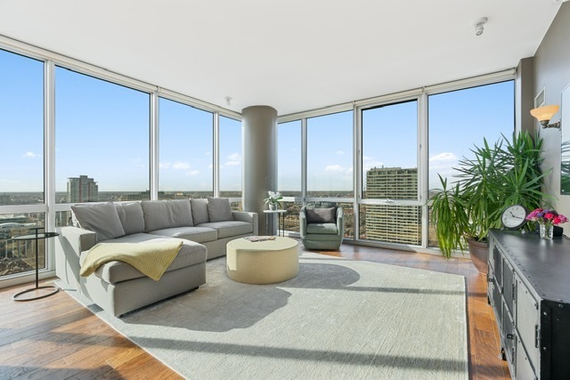 1629 S Prairie Avenue 2906