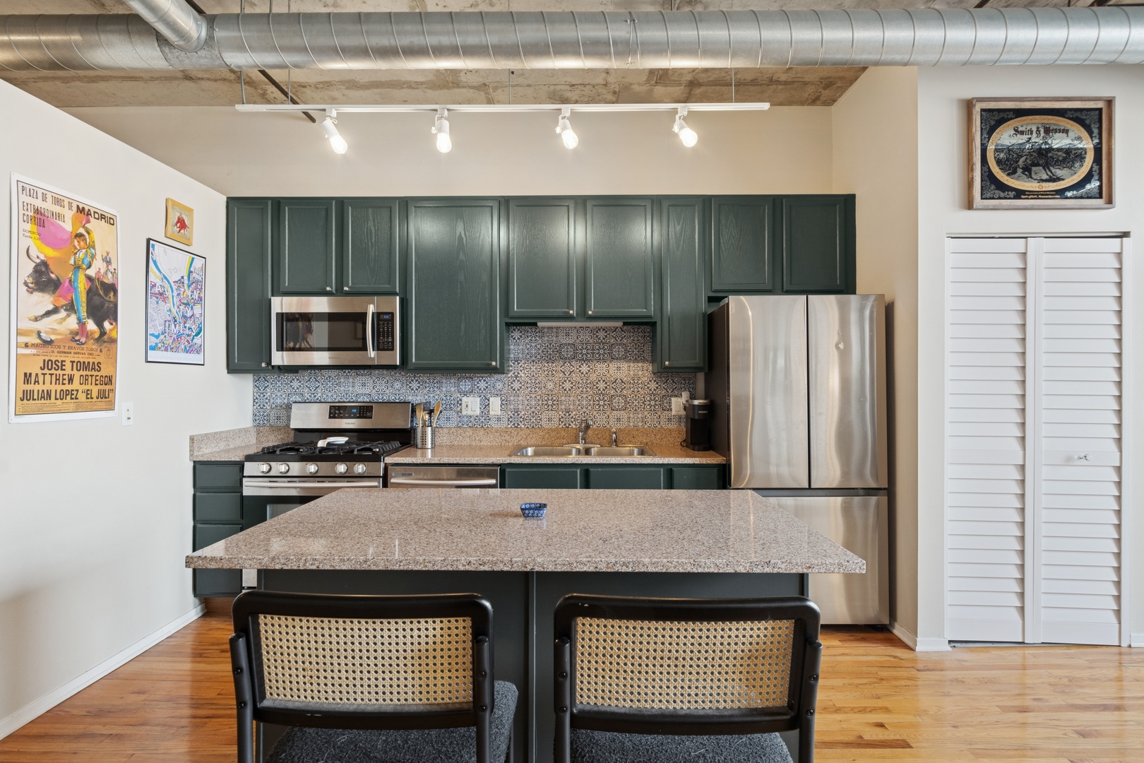 6 S Laflin Street 518