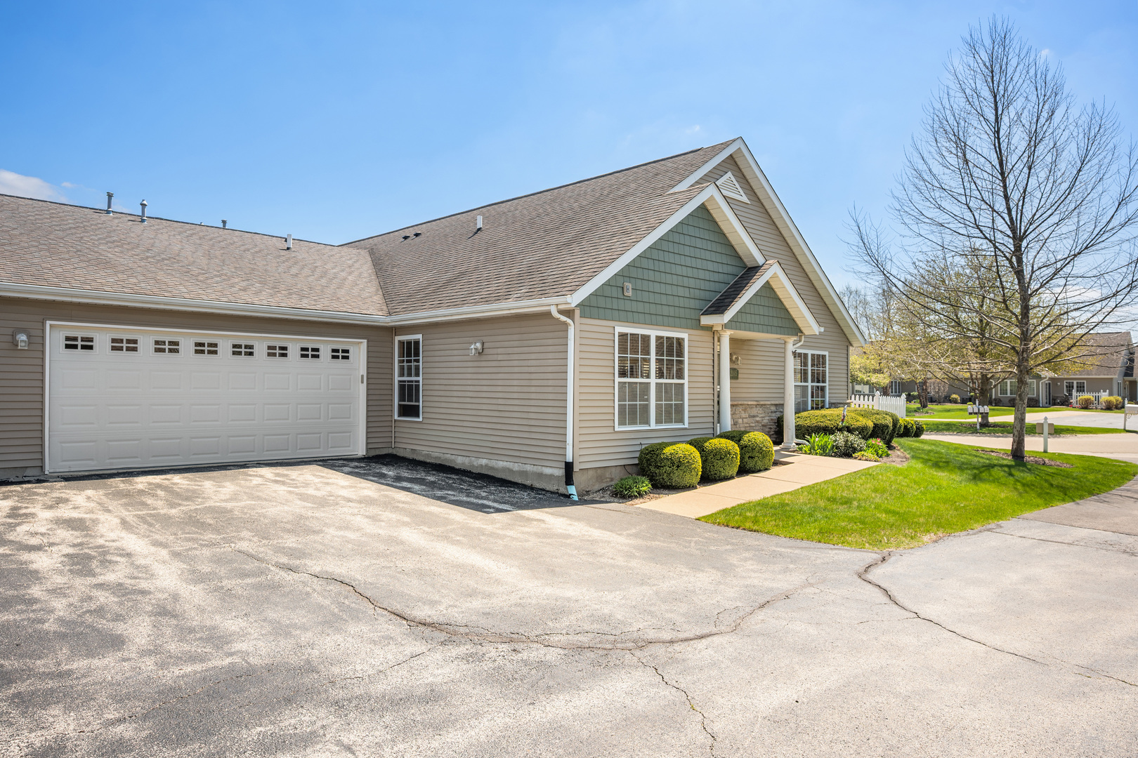 2105 Waterbury Lane W 2105