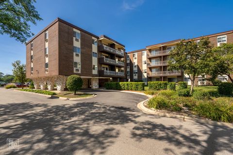 Photo of 1311 S Finley Road #204, Lombard, IL 60148 (MLS # 12467734)