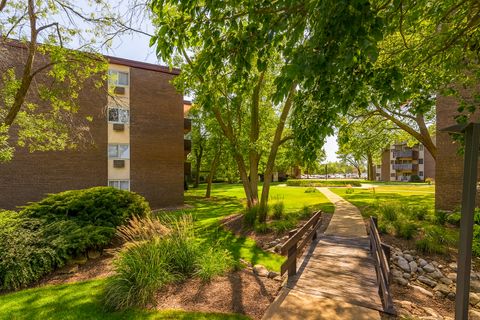 Tiny photo for 1311 S Finley Road #204, Lombard, IL 60148 (MLS # 12467734)