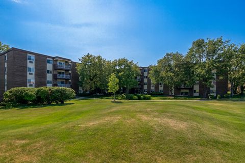 Tiny photo for 1311 S Finley Road #204, Lombard, IL 60148 (MLS # 12467734)
