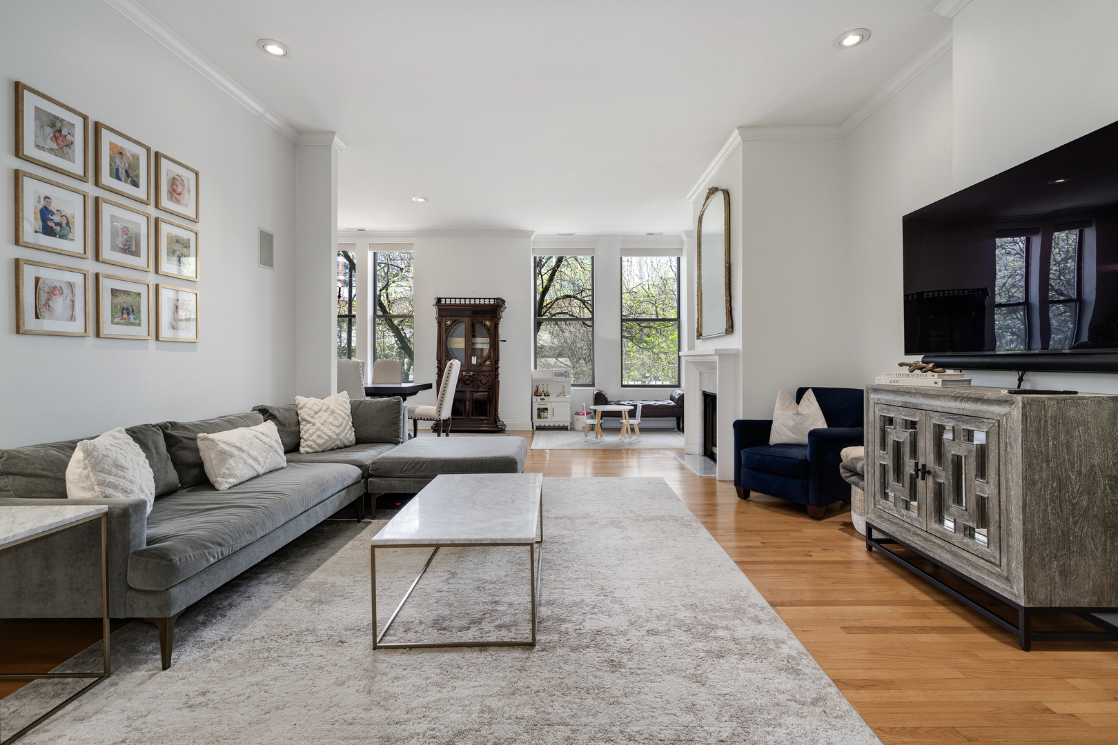 875 N La Salle Drive 2S