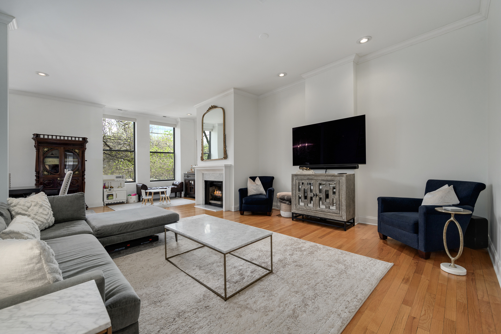 875 N La Salle Drive 2S