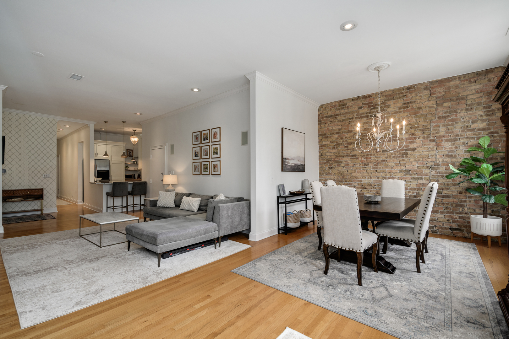 875 N La Salle Drive 2S