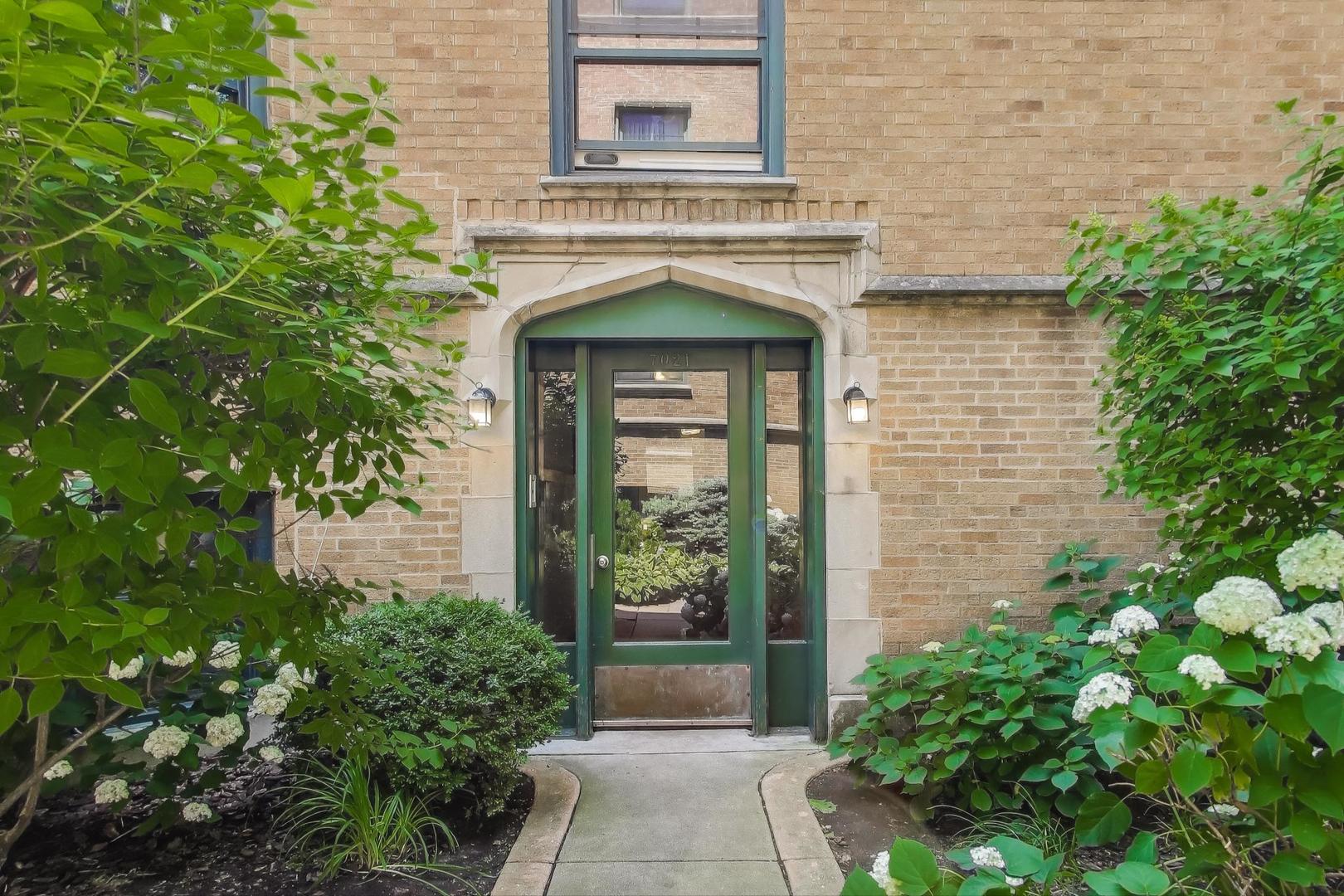 7021 N Sheridan Road 1