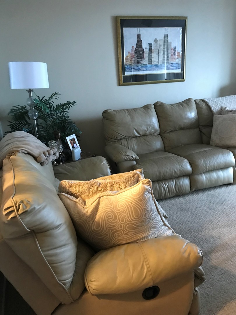 10 E ONTARIO Street 3307