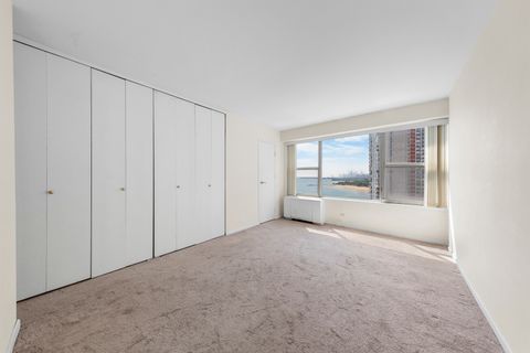 Tiny photo for 6157 N Sheridan Road #19G, Chicago, IL 60660 (MLS # 12454702)