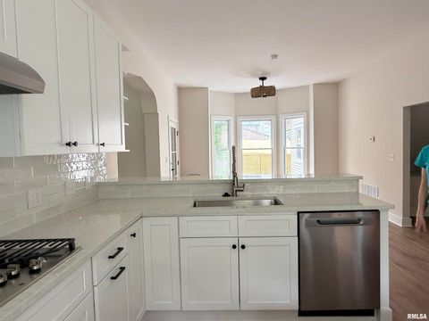 Tiny photo for 716 NORTH Street, Mt Vernon, IL 62864 (MLS # EB458929)