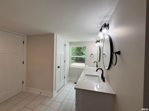 Tiny photo for 716 NORTH Street, Mt Vernon, IL 62864 (MLS # EB458929)