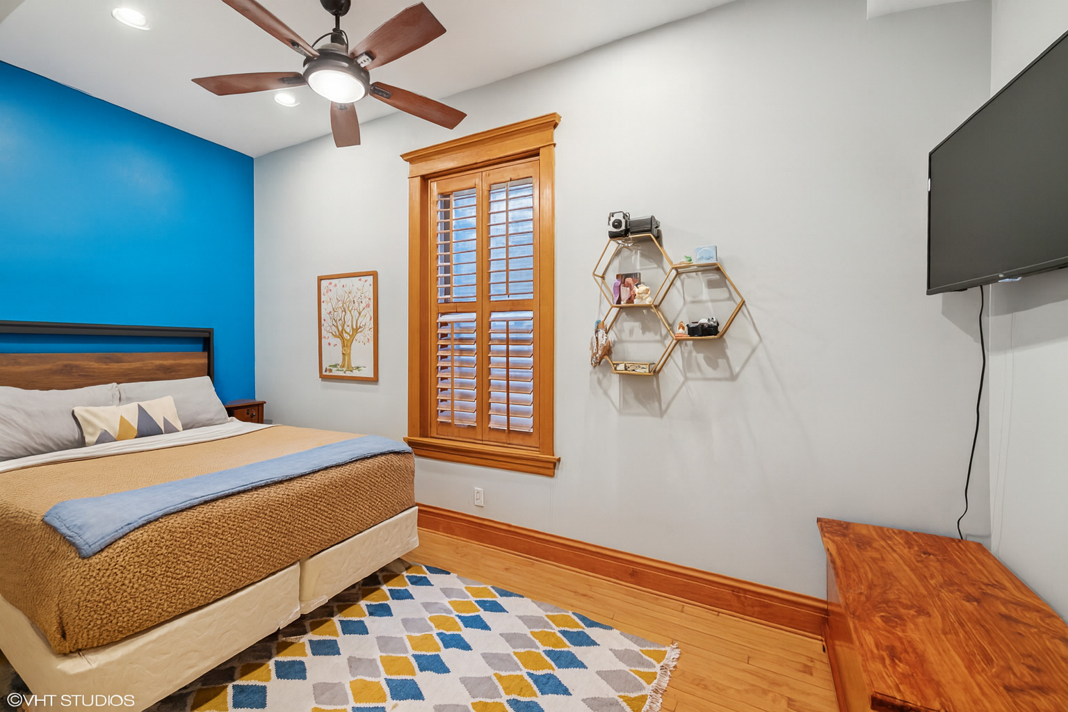 2421 N Sawyer Avenue 1