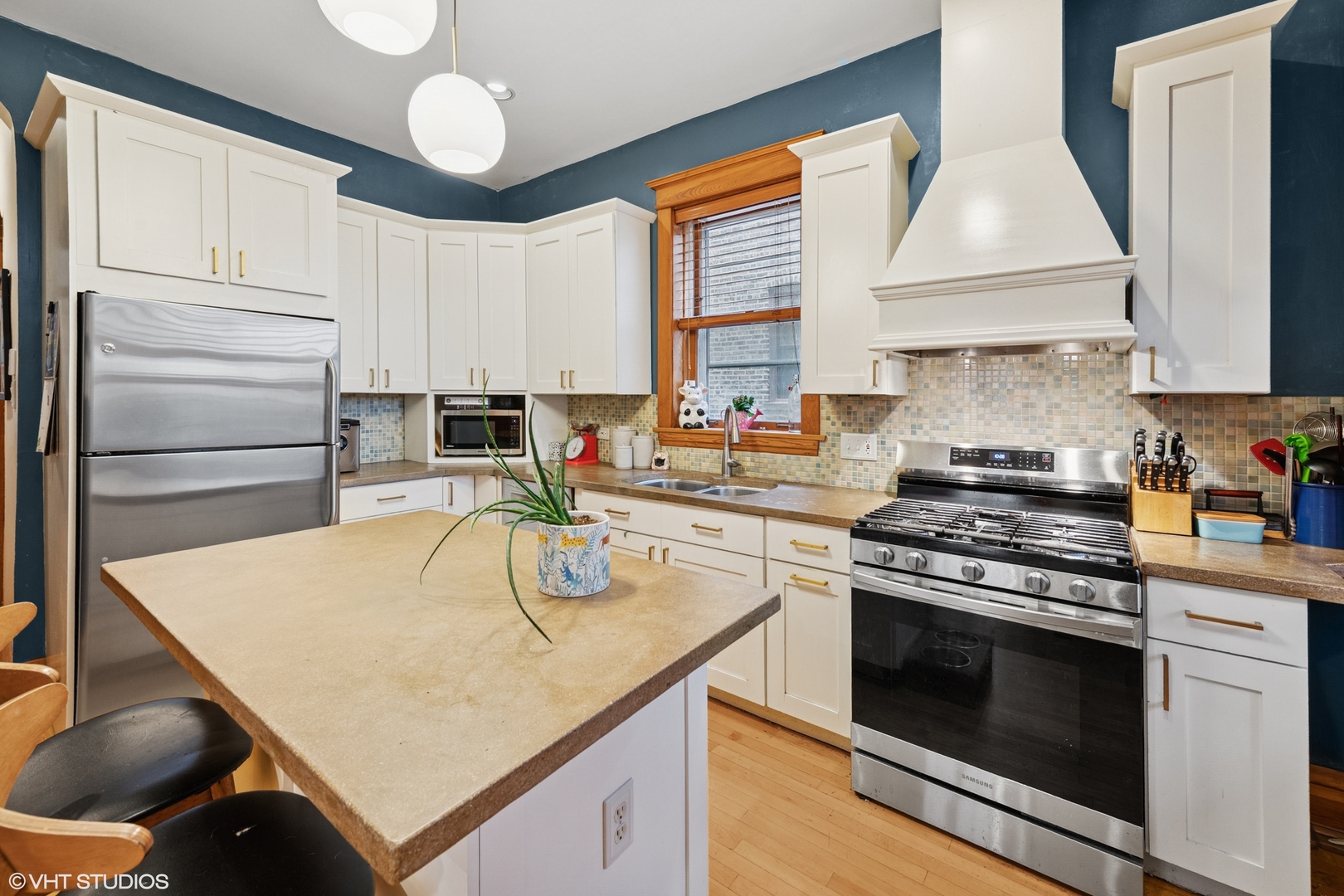 2421 N Sawyer Avenue 1