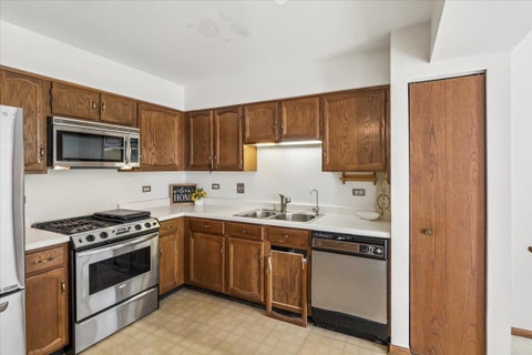 Tiny photo for 1315 Cheswick Court #C, Wheeling, IL 60090 (MLS # 12687166)