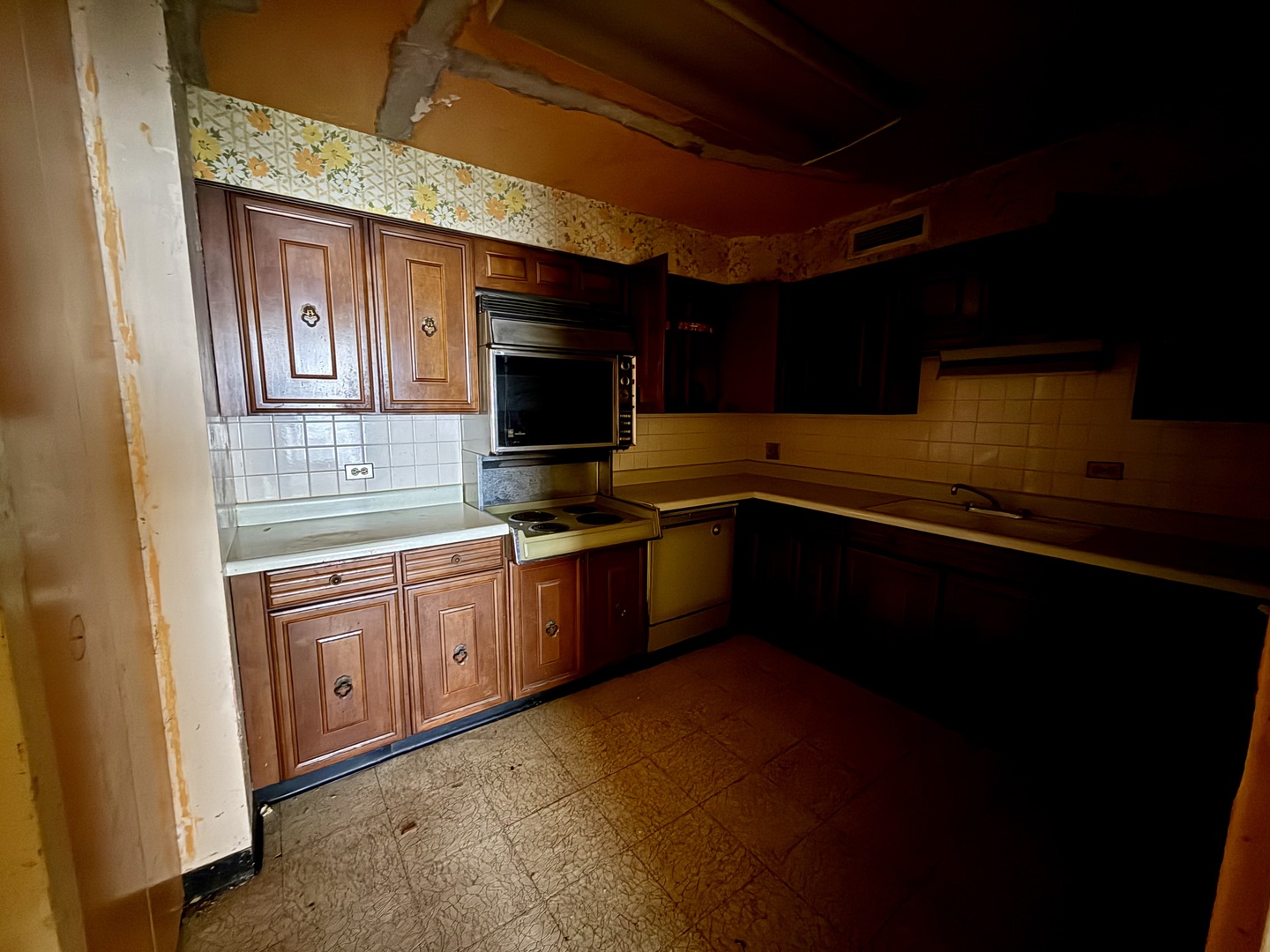 Chicago, Illinois 60660, United States, 1 Bedroom Bedrooms, ,1 BathroomBathrooms,Residential,Active,232653