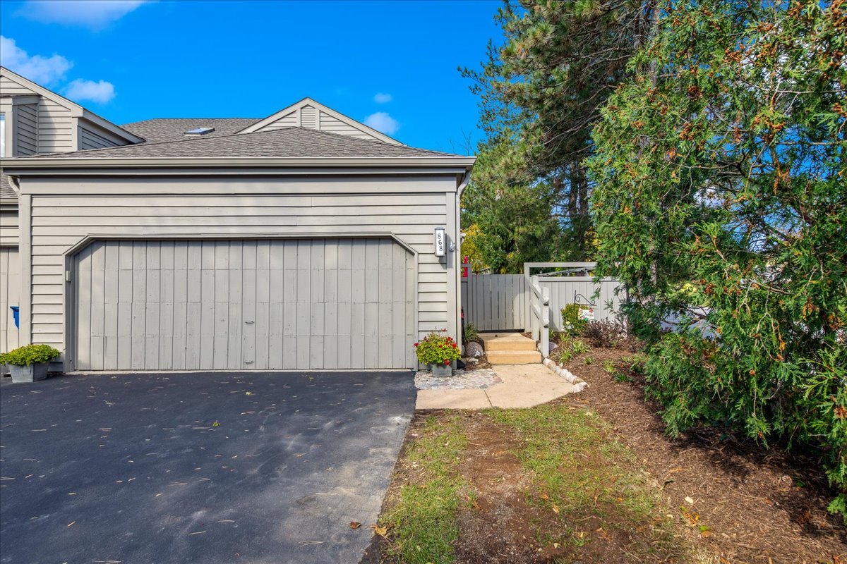 868 Longmeadow Court