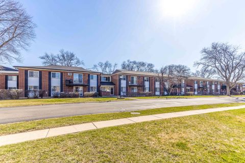 Photo of 2407 E Brandenberry Court #2K, Arlington Heights, IL 60004 (MLS # 12639852)