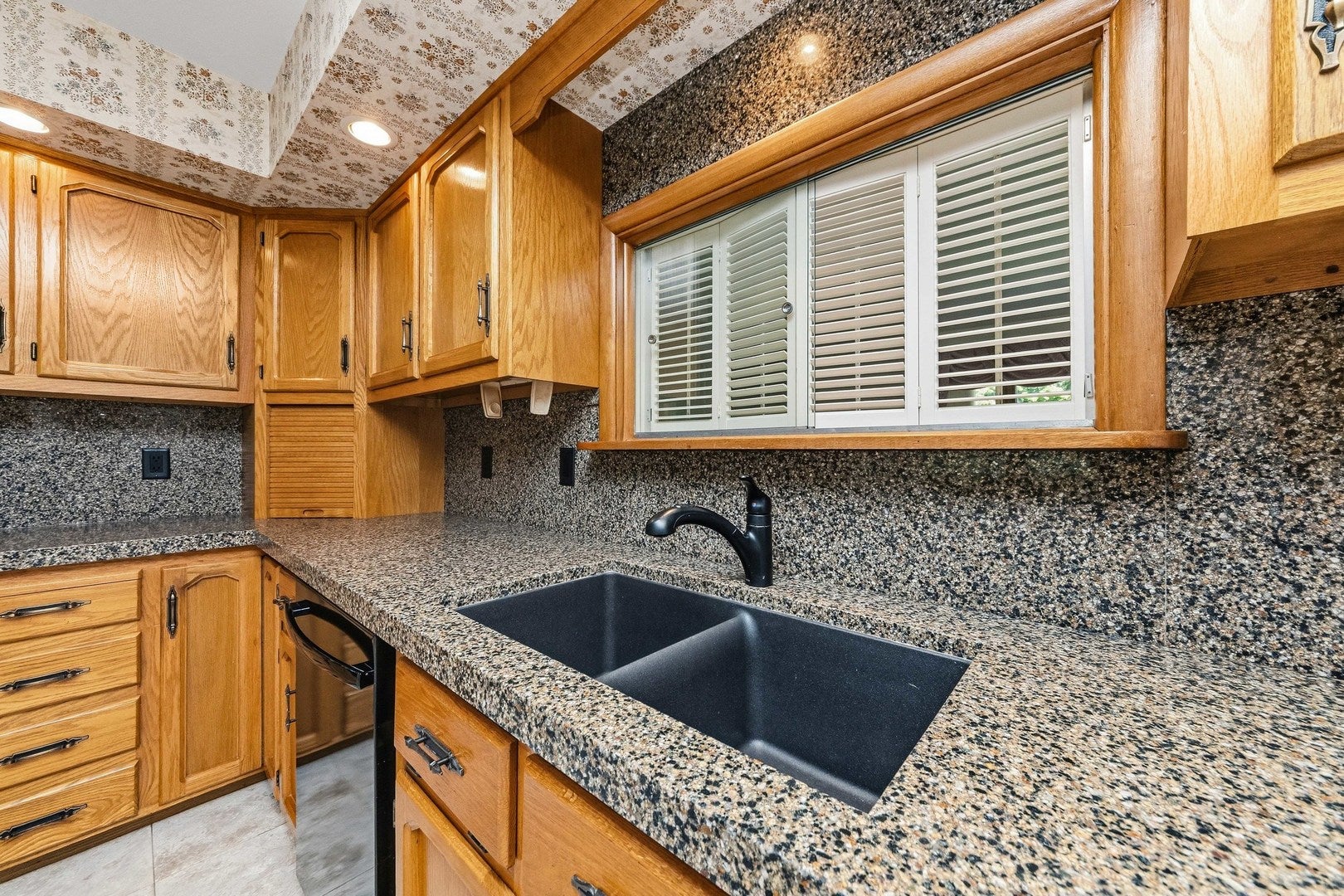 641 W Sixth Street
