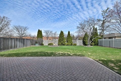 Tiny photo for 632 Berkshire Lane, Des Plaines, IL 60016 (MLS # 12586581)