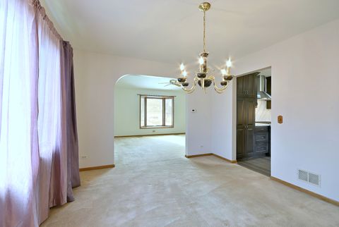 Tiny photo for 632 Berkshire Lane, Des Plaines, IL 60016 (MLS # 12586581)