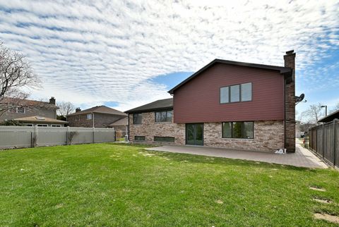 Tiny photo for 632 Berkshire Lane, Des Plaines, IL 60016 (MLS # 12586581)