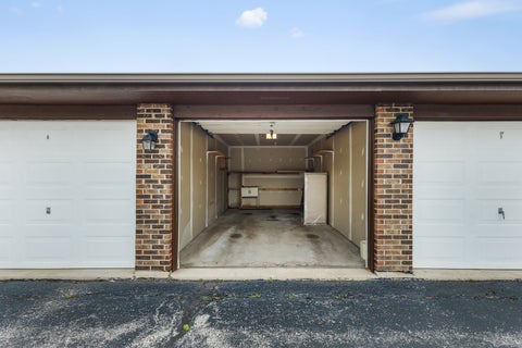 Tiny photo for 5646 W 103rd Street #106, Oak Lawn, IL 60453 (MLS # 12729509)