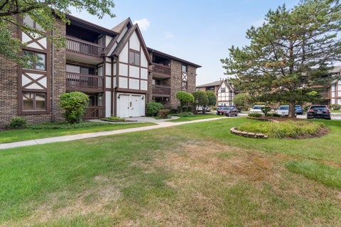 Tiny photo for 5646 W 103rd Street #106, Oak Lawn, IL 60453 (MLS # 12729509)