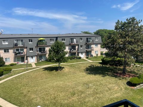 Tiny photo for 9460 Bay Colony Drive #3N, Des Plaines, IL 60016 (MLS # 12466781)