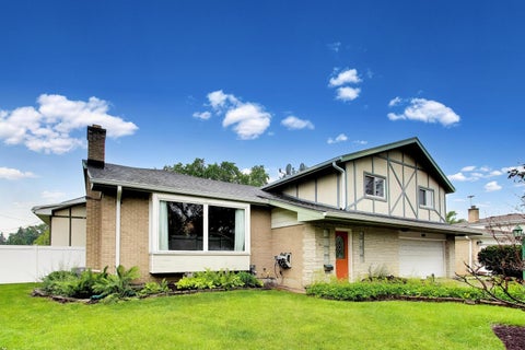 Tiny photo for 801 E Golfview Drive, Mount Prospect, IL 60056 (MLS # 12686893)