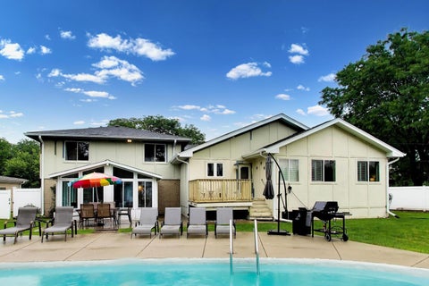 Tiny photo for 801 E Golfview Drive, Mount Prospect, IL 60056 (MLS # 12686893)