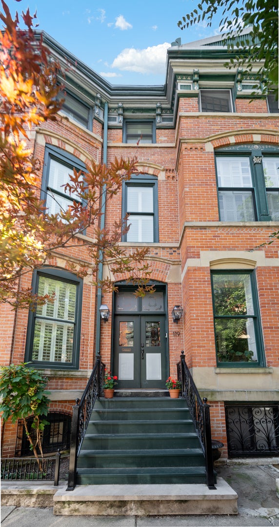 119 W Delaware Place