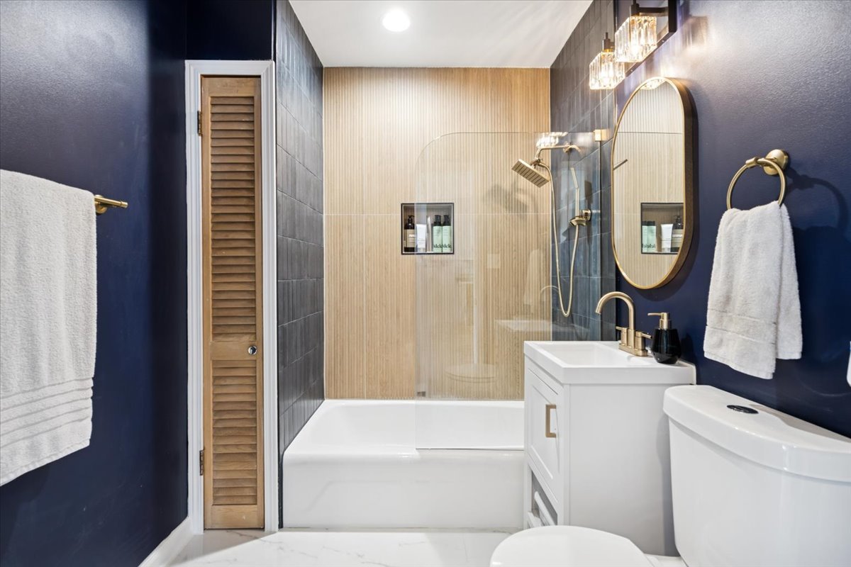 Forest Park, Illinois 60130, United States, 4 Bedrooms Bedrooms, ,3 BathroomsBathrooms,Residential,Active,232797