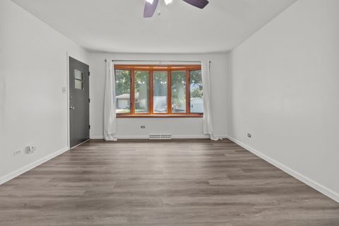 Tiny photo for 312 N Shaddle Avenue, Mundelein, IL 60060 (MLS # 12442330)