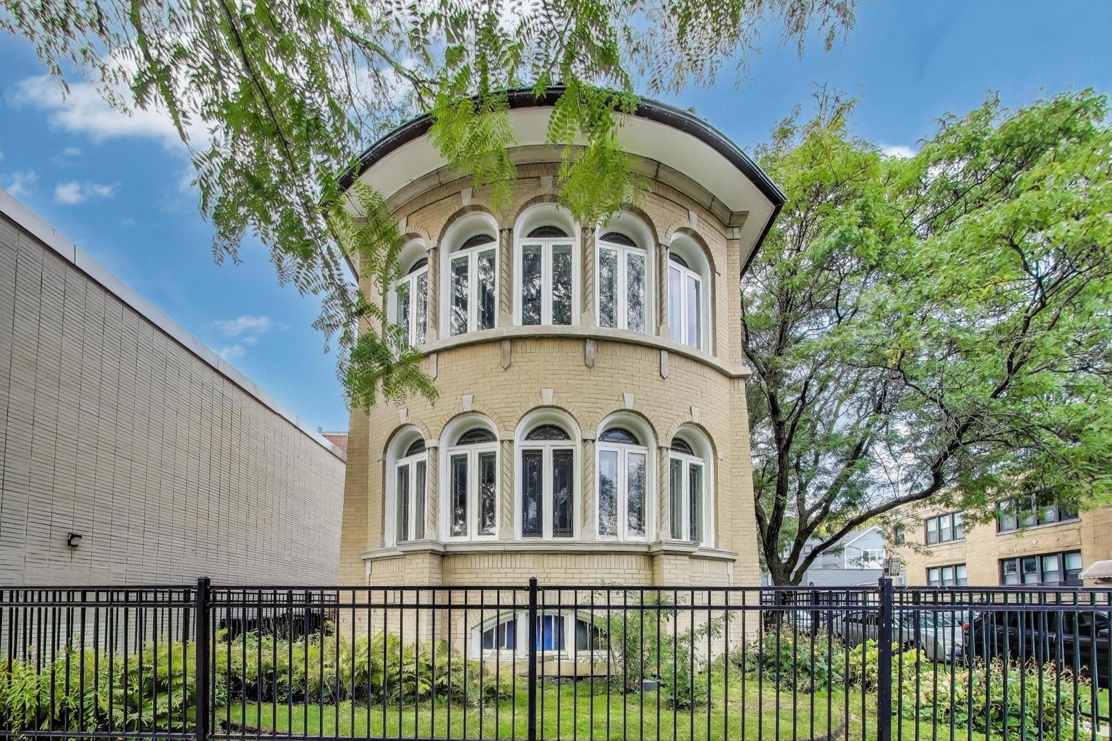 2700 W CARMEN Avenue